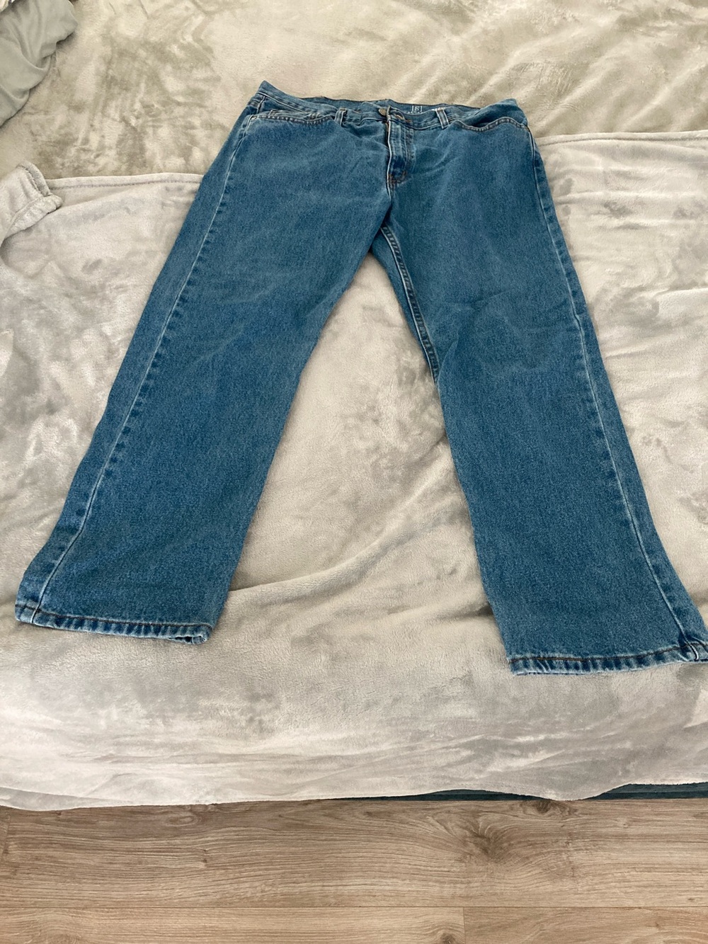 Men’s medium wash regular jeans